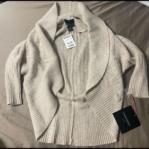 ADORABLE WOMANS SWEATER